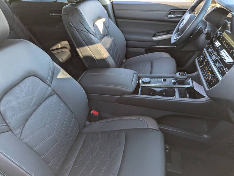 2025 Nissan Pathfinder Platinum