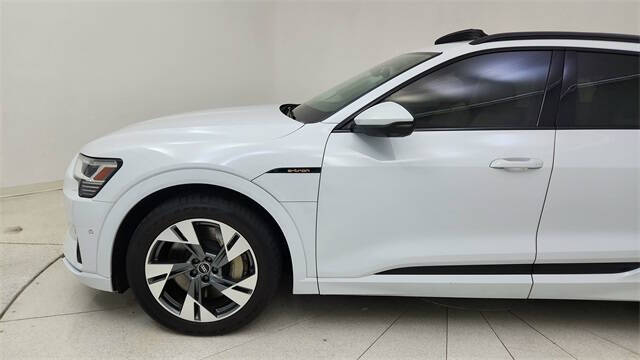 2022 Audi e-tron quattro Premium