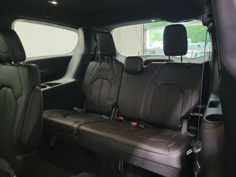 2027 Chrysler Pacifica Select