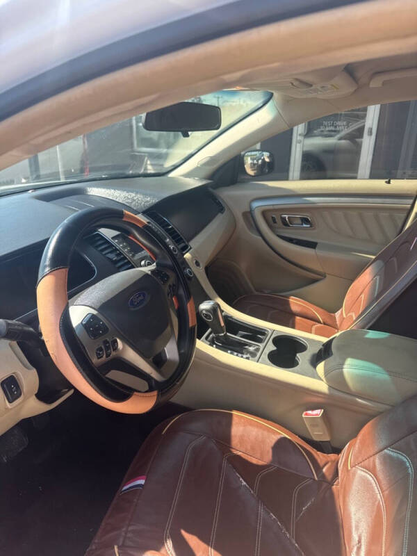 2014 Ford Taurus SE
