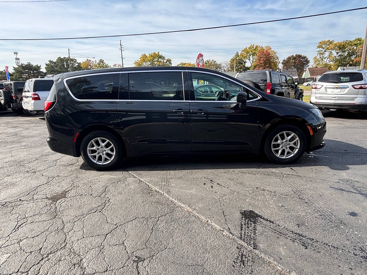 2018 Chrysler Pacifica for sale at Kars R Us in Dearborn Heights, MI