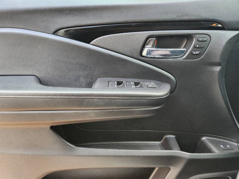 2021 Honda Pilot Touring w/Rear Captain's Chairs