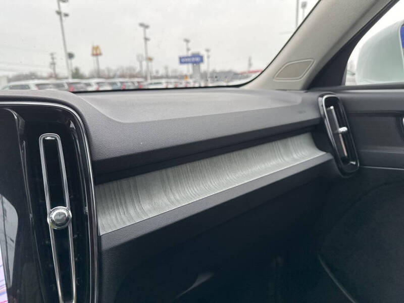 2025 Volvo XC40 B5 Core Bright Theme