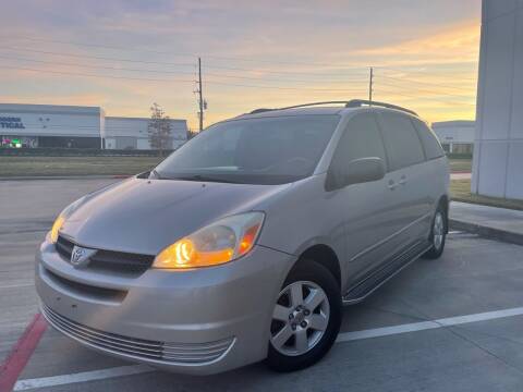 2005 Toyota Sienna for sale at TWIN CITY MOTORS in Houston TX
