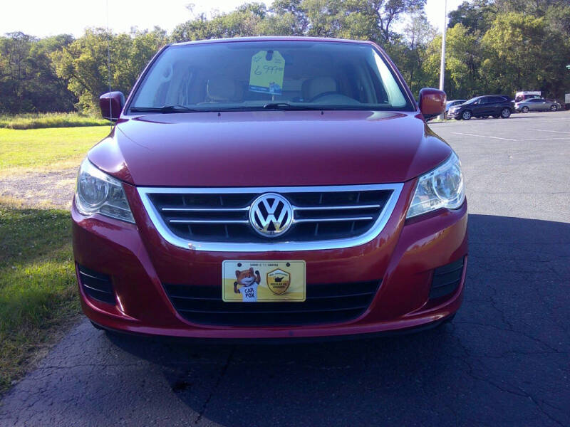 2010 Volkswagen Routan SE photo 3