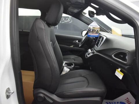 2025 Chrysler Voyager LX