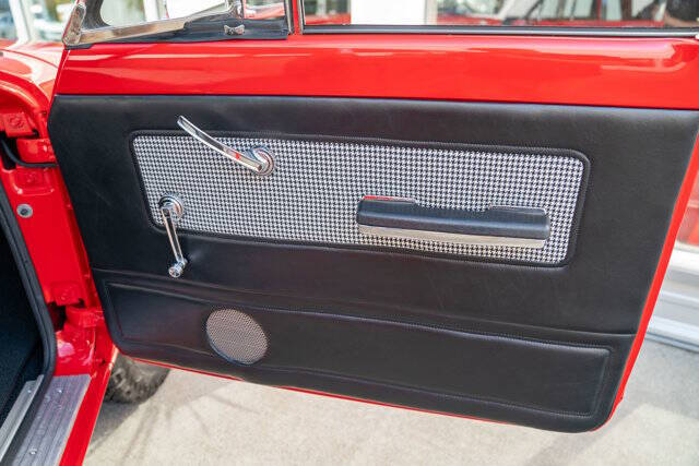 1968 Jeep Wagoneer 36