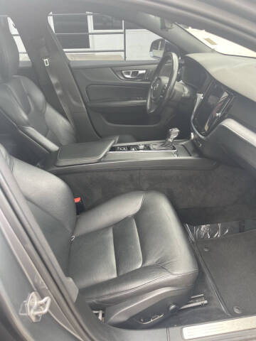 2020 Volvo V60 T5 Momentum