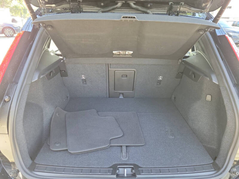 2024 Volvo XC40 B5 Plus Dark Theme