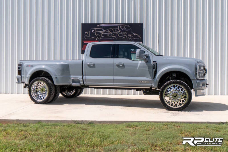 2025 Ford F-450 Super Duty Platinum's photo