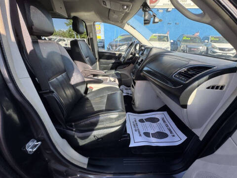 2015 Chrysler Town and Country Touring-L