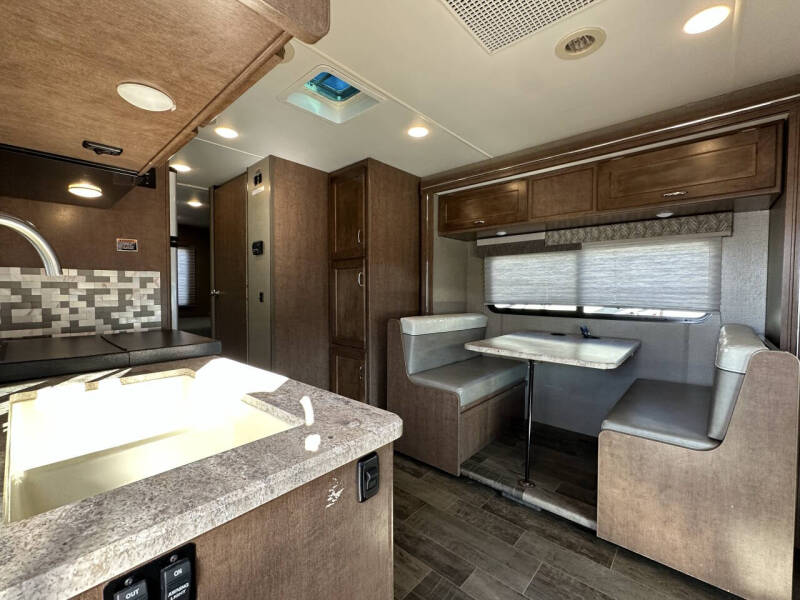 2019 Winnebago Outlook