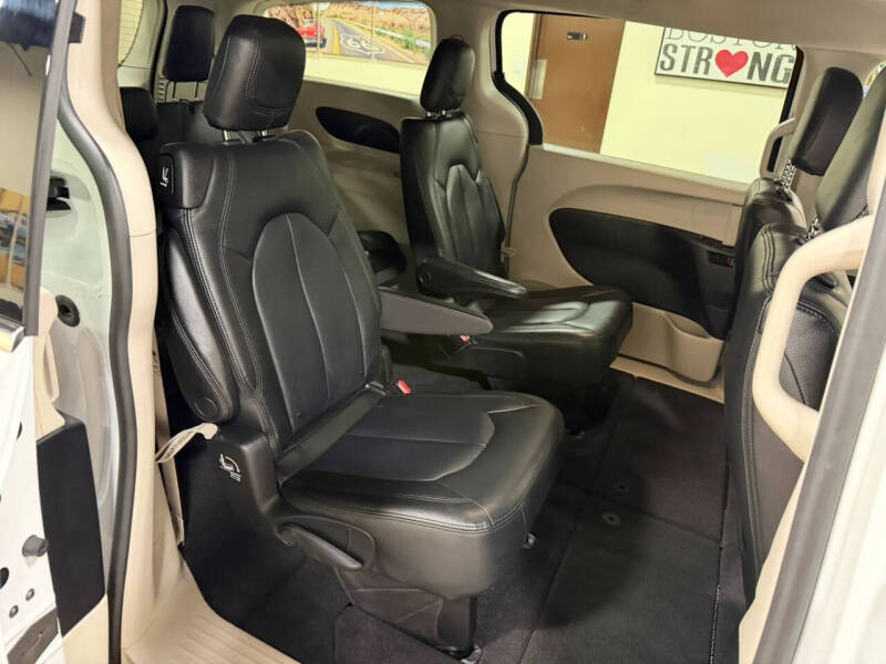 2022 Chrysler Voyager LX