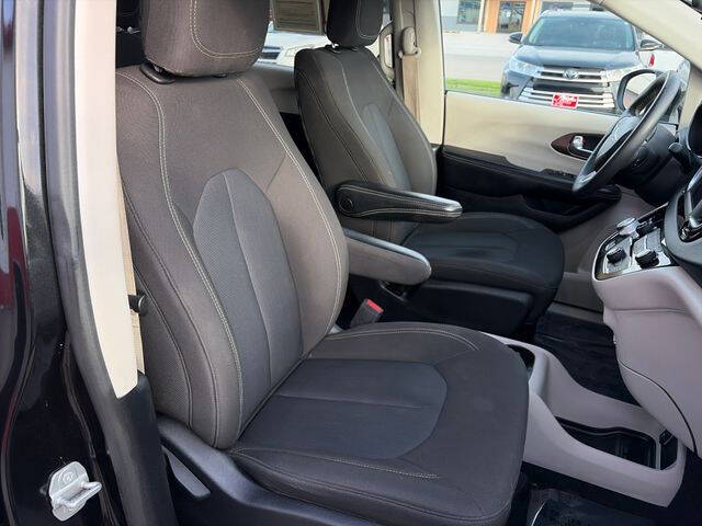 2022 Chrysler Voyager LX
