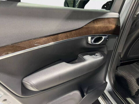 2016 Volvo XC90 T6 Momentum