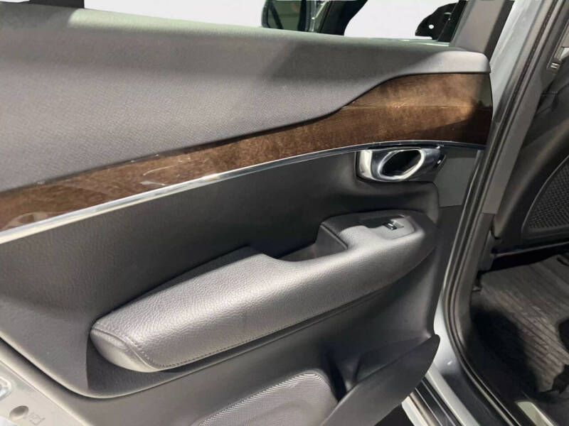 2016 Volvo XC90 T6 Momentum