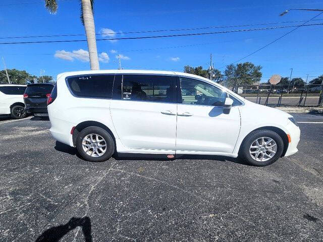 2023 Chrysler Voyager LX