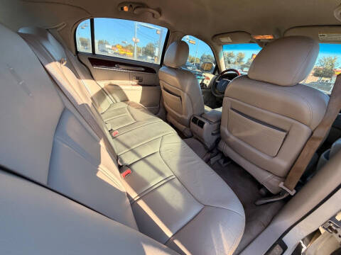 2005 Lincoln Town Car Signature Limited