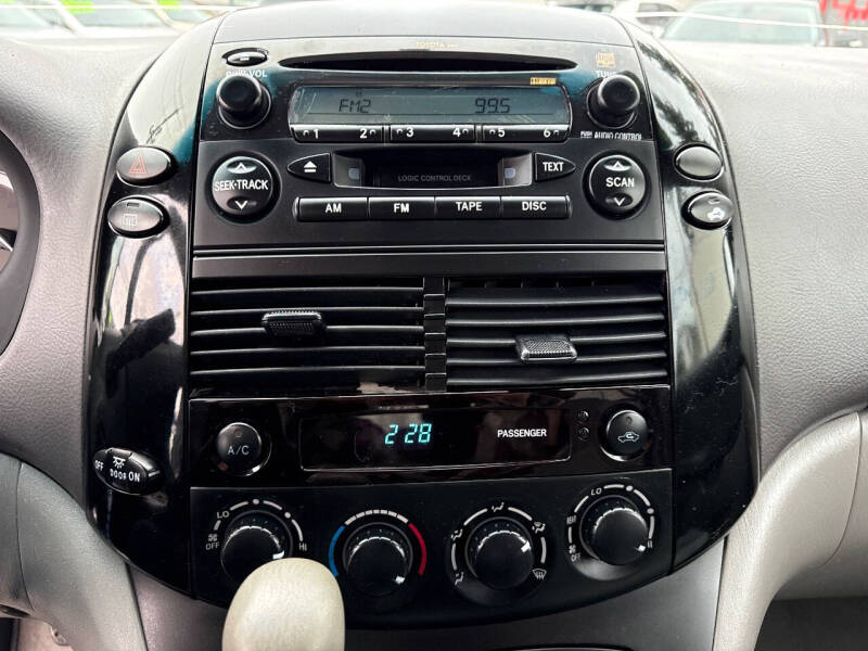 2004 Toyota Sienna LE 7 Passenger