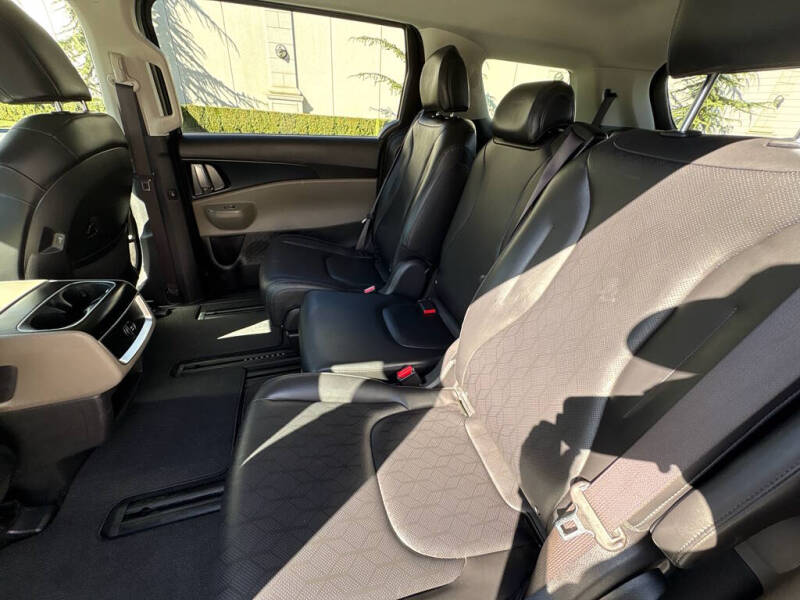 2025 Kia Carnival LX