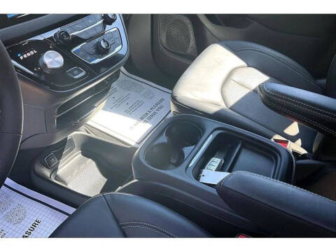 2027 Chrysler Pacifica Select
