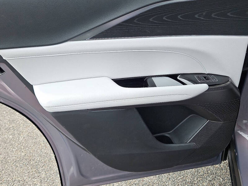 2025 Cadillac LYRIQ Luxury 1