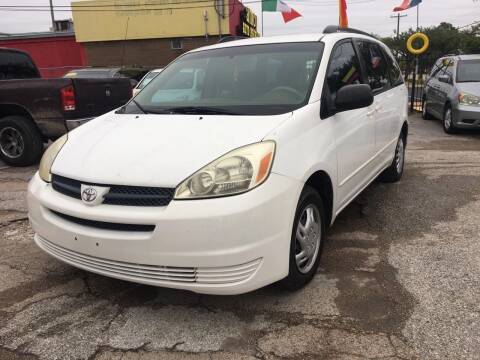 2005 Toyota Sienna for sale at SUPER DRIVE MOTORS in Houston TX