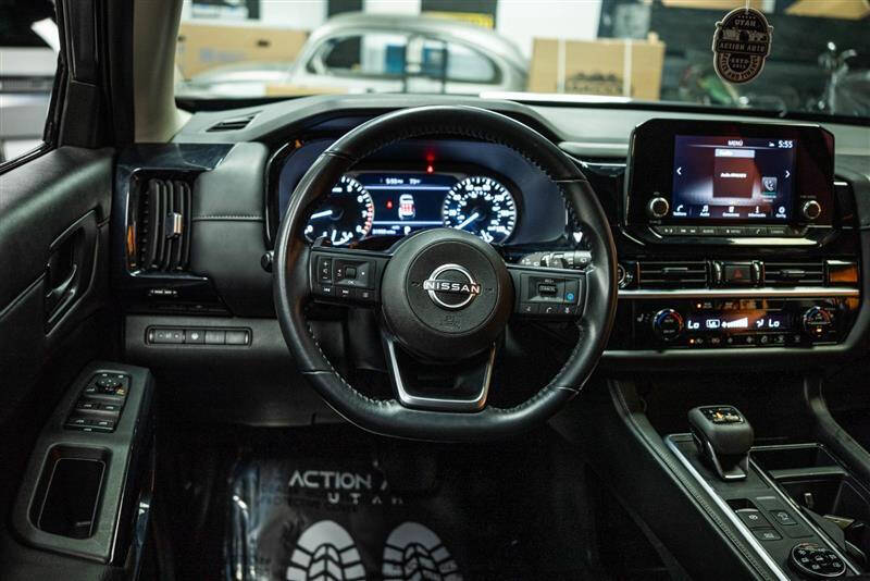 2024 Nissan Pathfinder SV