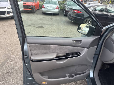 2004 Toyota Sienna LE 7 Passenger