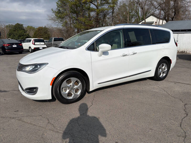 2017 Chrysler Pacifica Touring-L Plus's photo