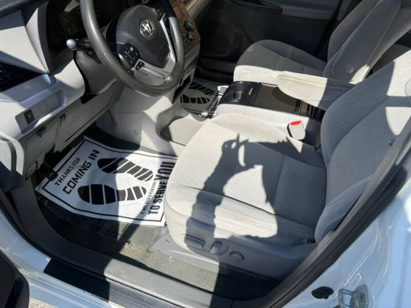 2016 Toyota Sienna LE 7-Passenger