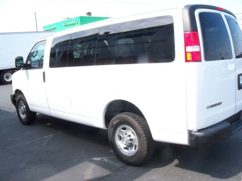 2017 Chevrolet Express Passenger LS photo 6