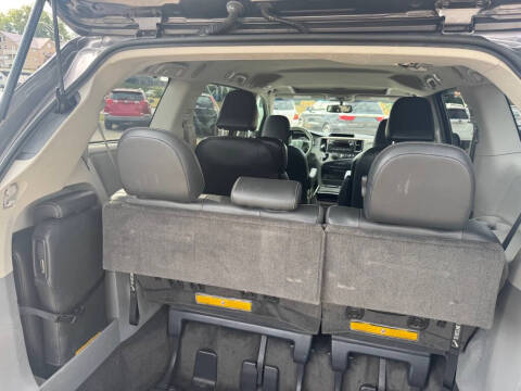 2012 Toyota Sienna SE 8-Passenger