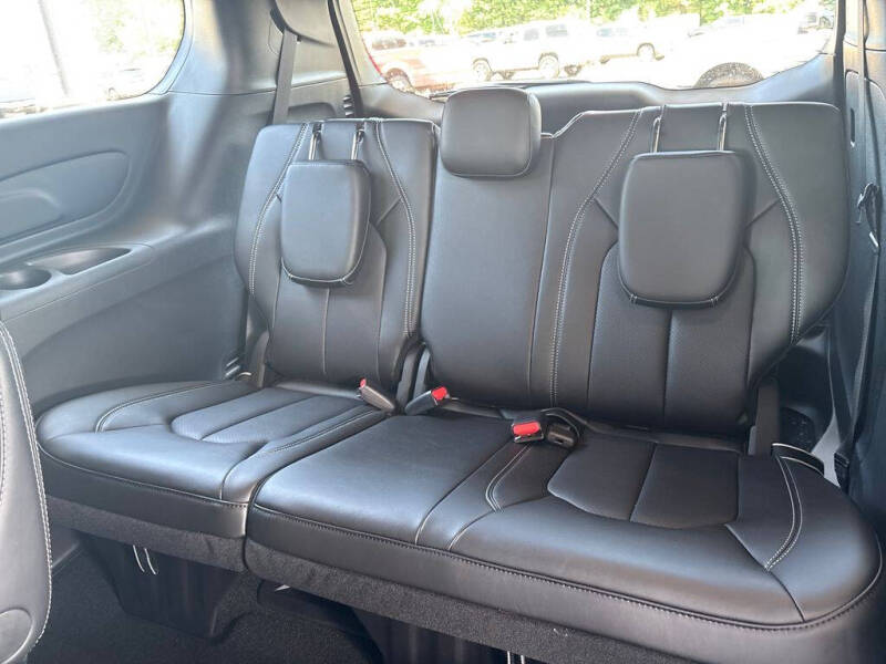 2027 Chrysler Pacifica Select