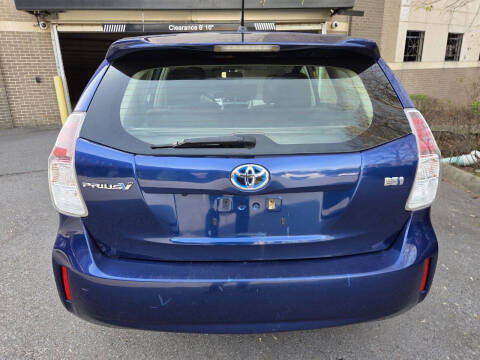 2016 Toyota Prius v Three