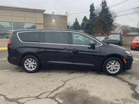 2025 Chrysler Pacifica Select