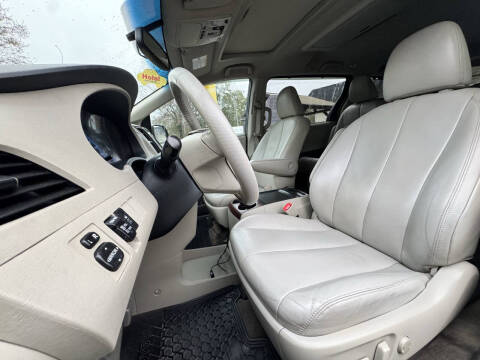 2012 Toyota Sienna XLE 7-Passenger Auto Access Seat