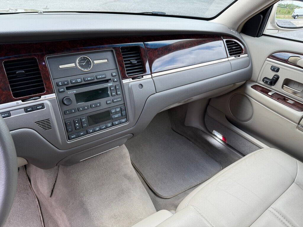 2010 Lincoln Town Car 25