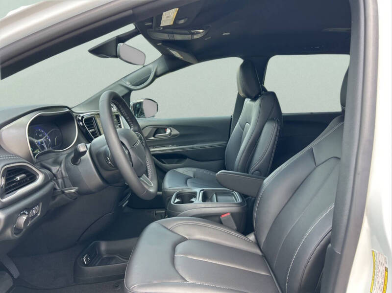 2027 Chrysler Pacifica Select