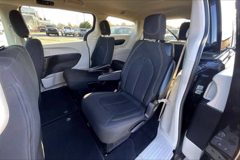 2022 Chrysler Voyager LX