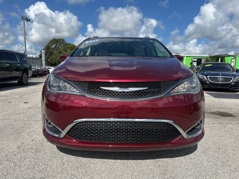 2017 Chrysler Pacifica Touring-L photo 2