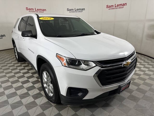 Used 2019 Chevrolet Traverse LS with VIN 1GNERFKWXKJ268641 for sale in Bloomington, IL