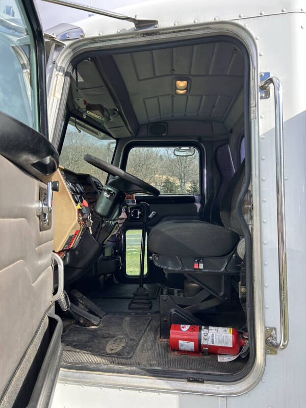 2006 Peterbilt 335 Mechanic's Truck