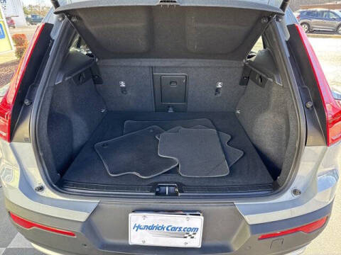 2025 Volvo XC40 B5 Core Bright Theme