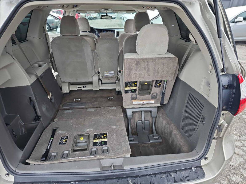 2016 Toyota Sienna LE 8-Passenger