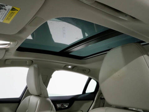 2023 Volvo S60 B5 Plus Dark Theme