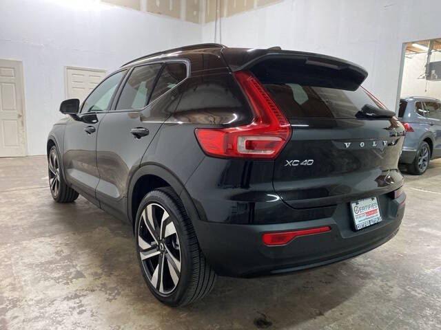 2025 Volvo XC40 B5 Plus Dark Theme