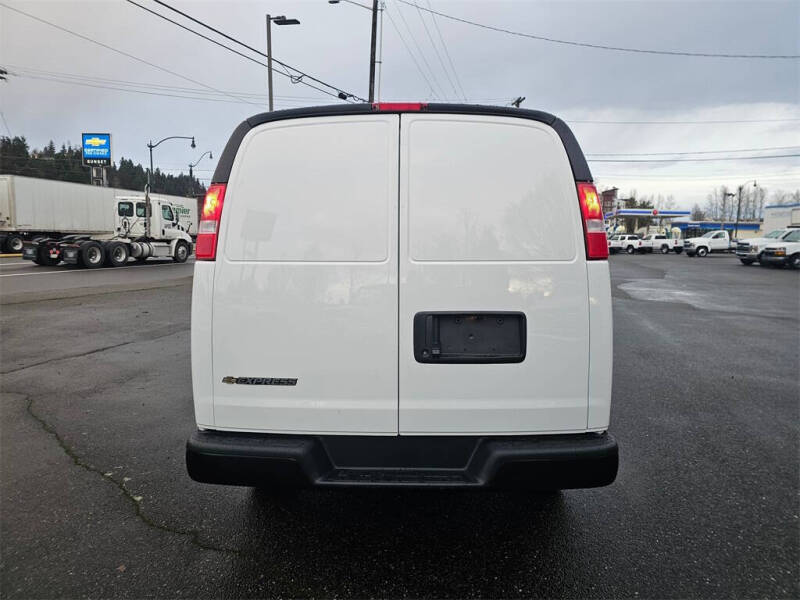 2025 Chevrolet Express 3500