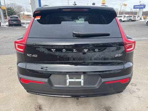 2025 Volvo XC40 B5 Plus Dark Theme