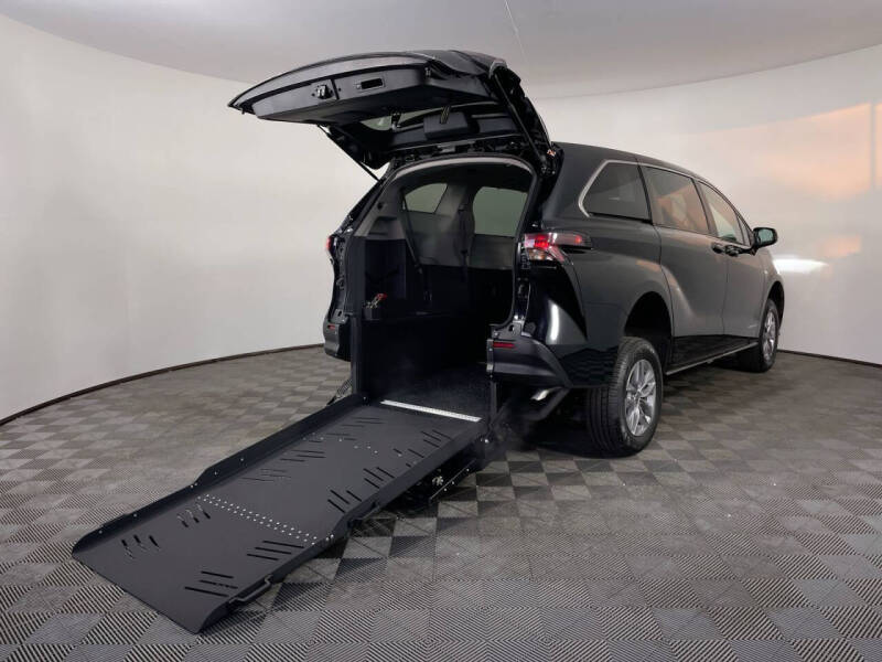 2023 Toyota Sienna LE 8-Passenger